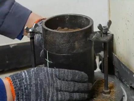 土的击实试验,很多人总是失败,关键步骤解析 土的击实试验,高出的部分需要刮掉,你是怎么刮的,在评论区告诉我吧!#手把手教学 #工匠精神 #每天跟我涨知识 #公路水运试验检测