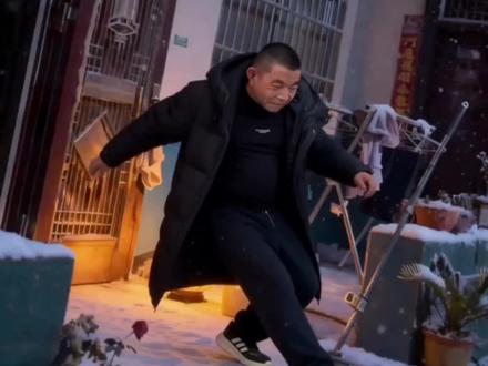 大郎晚上起夜因雪天路滑摔倒骨折#摔跤 #百姓大舞台 #生活不易 #继续努力