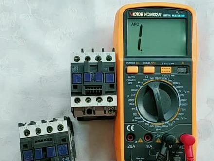 一分钟快学电工:万用表测量交流接触器线圈电阻,简单的判断接触器好坏!实用电工技能!