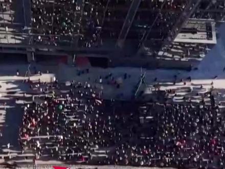 抗议特朗普政府!美国乱了! 旧金山 洛杉矶 纽约……至少300城参加"全国停摆"活动 手举标语!高喊"ICE滚蛋"!有警察尝试出门 被抗议者飞踢 #美国至少300城参加全国停摆活动 #全美数十州爆发抗议游行