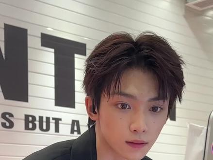 在BF里面就跟在签售会一样谁懂啊!!!!他们人都好好~#BF #梓渝 #追星日常 #武汉BF #逛gai