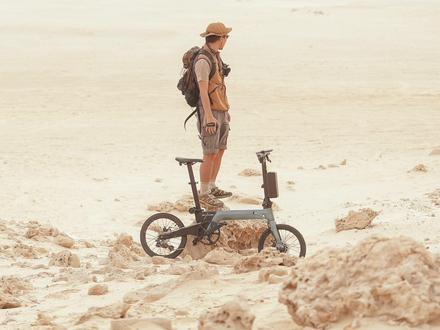 Where Next? 一个由近及远的解答 Lemmo Zero 是简洁纯粹的,也是丰富多元的。
今天上午,在小鹏汽车总部向全球用户发布的 Lemmo 与@小鹏汽车 联名款 Lemmo Zero「极光青·鹏鳞」版,以独特配色和透碳工艺,展现出 Zero 更具科技感,更年轻勇为和敢闯敢冲的一面,与物理AI世界的出行探索者——小鹏XPENG 的品牌内核默契同频,这是一次专属于探索者的合作,这是对 Where Next 这一问题全新的解答。
为此,我们邀请了一位好友,他是独立导演、摄影师,也是骑着单车走遍世界的旅行者@肖言西早 ,以他的独特视角,记录分享他与伙伴们开着小鹏X9,骑着这台 Lemmo Zero「极光青·鹏鳞」,从城市到远方、由近及远的真实旅程,诠释属于探索者的 Where Next 生活态度。
如果你同样热衷科技,热爱探索,向往随时随地出发的单车全球旅行,这台 Zero 无疑是你的绝佳选择。
#Lemmo #小鹏汽车 #X9 #新品发布 #wherenext