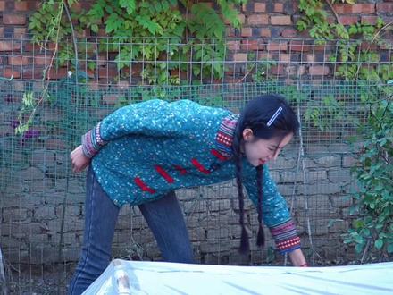 老爹出院后嘴馋,小登赶紧逮了只胖鸡,用柴火地锅配上麻花卷一炖,父女俩围着灶台吃的就是幸福!您陪我小,我陪您老!