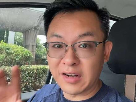 苏超今年和去年最大的不同是什么?去年各队实力一眼望穿,今年不到最后一分钟,谁都不敢说赢。因为连云港,就是那支最善于把球踢到最后一秒的球队。5月23日,他们主场迎战淮海老大徐州——一个想出去单干搞淮海省的城市,一个有着全球IP号召力的球队。作为南京人,我对徐州天然好感,但这一次,这场比赛让我舍不得站队。
#苏超 #抖in主场 #一起聊苏超 #连云港队 #徐州队