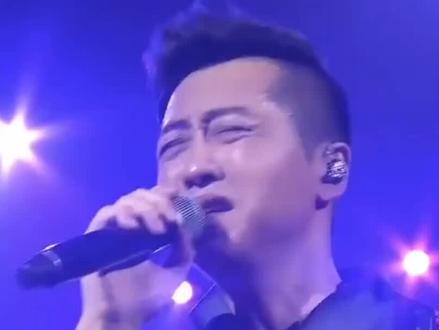 伊能静点评萧蔷 庾澄庆在《歌手2026》的经历,简直是“音乐顽童”的一次“奇妙冒险”呀!
5月22日,64岁的庾澄庆演唱经典老歌《让我一次爱个够》,本以为是“王者归来”,结果得票率仅2.01%,首轮就惨遭淘汰,这票数创节目新低,让人直呼“爷青结”!他当时那一脸震惊,反复确认话筒的样子,太令人心疼了。不过,哈林哥倒是很豁达,称是“长沙一日游,值了”。
可谁能想到,24小时后,前妻伊能静就在《乘风2026》舞台上上演了一场“高情商隔空撑腰”!她点评萧蔷时说“法拉利就是法拉利,有些人永远不会过时”,虽未提庾澄庆名字,但这时间点,网友们纷纷秒懂,弹幕都炸锅了。这波操作,和那些离婚后就互撕的明星比起来,简直是“泥石流”中的“清流”,太体面了!
原来,背后是他们对儿子恩利的爱与责任。两人离婚17年,一直默契保护儿子,恩利还在520那天为爸爸参加节目打气。这次伊能静看似点评歌曲,实则是替儿子守护爸爸的骄傲,这份不撕破脸的温柔,让网友们纷纷表示“磕到了”。不得不说,哈林哥虽舞台失意,但有这样的“前妻后盾”,也是一种幸福呀!#娱乐圈 #明星娱乐 #娱乐八卦 #华语乐坛 #经典老歌