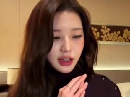 这个小圆也太可爱了,喝霸王茶姬简直在演我 #张元英 #张元英签售会 #霸王茶姬 #万万没想到 #张元英来中国一晚上点四杯奶茶