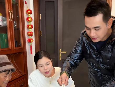 鲜掉眉毛的佛跳墙,文火煲出来的浓汤,满满得真材实料,天冷了,来一碗暖暖的,太满足了!姐妹们,宝嫂已经生好宝宝啦,这个视频是生宝宝前拍的,还没来得及发出来,宝宝先出来啦~#佛跳墙#鲜香浓郁#太好吃了就是这个味道