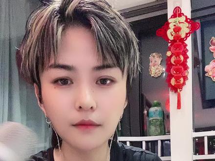 品牌:M-RCK MX7
型号:MX7
特点:效果记忆功能/三段均衡器/专业效果器/立体声/话放耳放#网红直播神器 #真人真唱 #网红声卡直播设备 #灵魂歌手潘倩倩#声卡演示 #网红直播设备 #抖音直播