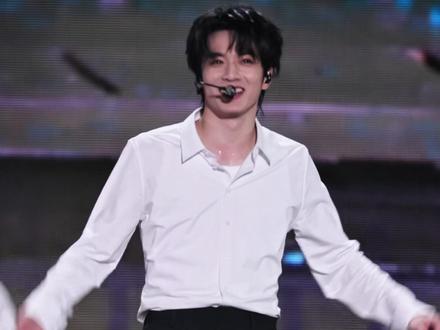 嘴角就没有下来过 #刘耀文