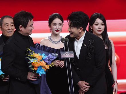 颁奖礼虐待四旬老人 腾哥熬一晚都忘词了 妙语连珠的腾哥也有突然脑袋空白的时候 到点睡觉了 🤣🤣
#微博之夜 #沈腾 #孙艺洲 #张艺谋 #杨幂