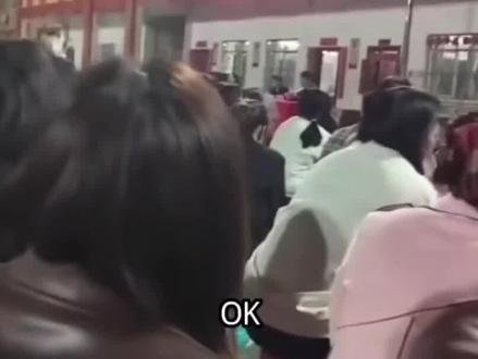 学校校长在家长会脱稿演讲收尾,脱口而出“吆西”惹争议!
3月6日,广西南宁某学校校长在家长会上脱稿演讲,结尾来了句“哟西”,瞬间引发争议。事后校长称是口误并道歉,但大家并不买账。