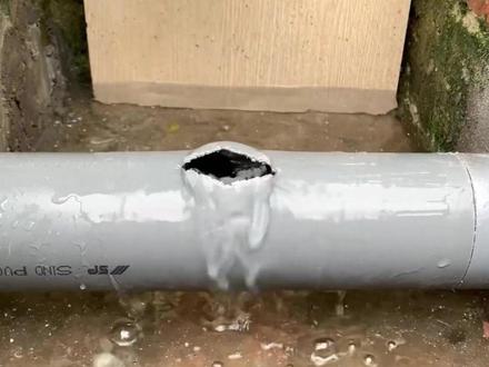 管片 + 强力胶 + 扎带快速修复破洞水管