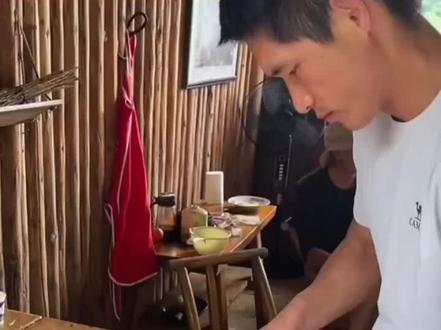 繁队新身份曝光,那就是必火蛋战略合作伙伴!炒一桌菜,打了四次鸡蛋。#与鸡蛋有关的神仙美食教程 #蒸蛋 必火蛋 #鸡蛋美食制作 #繁队