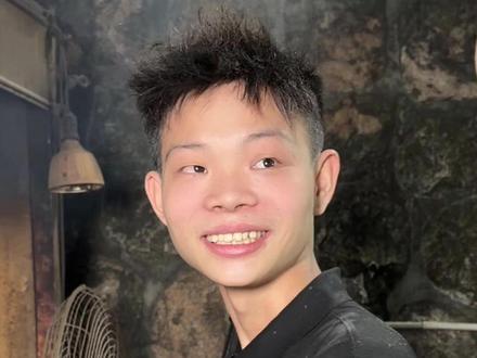 挑战用200元刮刮乐在深圳换一顿饭 16岁少年夜晚在深圳街边摆摊卖烤鸡,只为了关掉妈妈早上五点的闹钟#刮刮乐 #远哥刮刮乐换饭 #少年烤鸡 #交换美好 #人间烟火