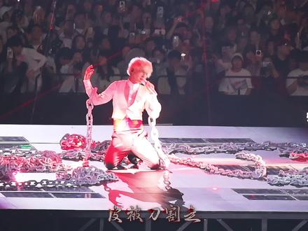 “无奈的请背过手” 顺便说一句 小薛好腰🙊#薛之谦 #万兽之王 #背过手 #谦友