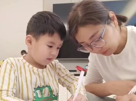 2025年5月份,劳动节和端午节工资如何计算? 2025年,五一劳动节家政阿姨应该怎么放假呢?薪资应该如何计算?2025年5月1号法定节假日不再是一天。按照新规呢,5月的法定节假日是5.1和5.2这两天再加上自己的本休放假4天。另外呢,5月份的最后一天,也就是5月31号,正好又赶上了端午节也是法定节假日,总共算起来,阿姨可以休7天。那这7天呢阿姨休息是带薪休假的,也就是说阿姨在这几天放。放假休息是不扣工资的。那么如果阿姨休息了,那就没有加班费了。如果说雇主在法定节假日需要阿姨加班的那就额外的要支付家政阿姨双倍的加班费。那我们来举个例哈,如果姐妹们的整月工资是9000/26天,那5月份的工资应该这样计算,9000除以26=1天的工资,而5月1号、2号两天和31号、端午节这三天,加班费是按照双倍工资来结算的。比如说加班。一天那就是9000除以26等于346,再乘以2等于692/天。那三天都加班的话呢,就是692乘以3,再加上本身的工资9000,一共呢是11076。关于法定节假日加班费的这个问题啊,可以在咋们上户之前,在合同里面就明确的告诉雇主,以免呢后期再发生分歧。姐妹们,您5月份的工资怎么发,现在会算了吗?
在此,我也提前祝姐妹们节日快乐,多多赚米。大家可以评论区留言,教你的加班费咋算?#月嫂育婴师早教养老护理 #家政改变女人的命运 #高级育婴师月嫂 #住家保姆 #家政阿姨
