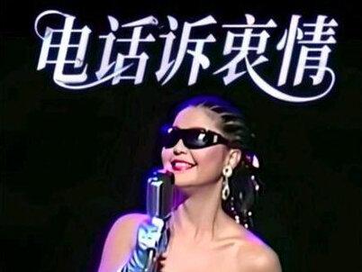 #视频来源于网络侵权请联系删除 这首《I Just Called To Say I Love》(中文译名:电话诉衷情)由美国著名的黑人盲人男歌手史蒂夫·汪达在1984年创作并演唱,还用于美国电影《红衣女郎》中的主题曲,歌曲发表后登上了当年美国和英国排行榜冠军,获得了1984年第57届奥斯卡最佳原创歌曲奖。此曲是典型的美国黑人音乐的放克和流行灵魂乐的风格,邓丽君在1985年日本东京演唱会上翻唱了此曲。邓丽君的演唱既有黑人歌手的欢快洒脱,同时又有自己独有的细腻感情的倾注,美声的唱法带给这首歌很别样的风味,歌声悠扬流畅婉转浪漫,令人感到轻松愉悦感,运用自己独特的风格把歌曲的韵味表达的淋漓尽致。因为原唱是一位盲人歌手,演唱时会戴着一副墨镜,所以邓丽君无论是从发型还是带墨镜,都是为了致敬原唱。 #祝广大歌迷开心每一天 #谢谢聆听与支持