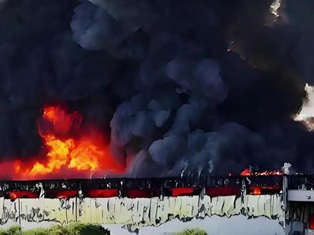 以色列核城市遭袭 ,3800公里跨洋打击,伊朗导弹超预估?3 以色列核武基地的警报声划破夜空,当导弹的尾焰照亮沙漠苍穹,中东这盘棋局,正被一只无形的手推向未知的深渊,号称“连飞鸟都无法穿越”的以色列绝密核基地防线,为何会被伊朗导弹轻松撕开?这不是局部冲突的小打小闹,而是中东地缘政治核红线被触碰的大地震,更是一场牵扯全球大国、改写军事规则、牵动每一个人能源与安全命脉的终极博弈。#全球创作者计划#零基础看懂全球#时代的荣耀#伊朗#以色列