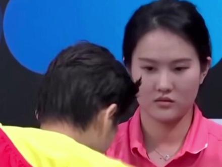 陈若琳自打执教全红婵之后面临的压力不小,一直都在遭遇质疑,但事实陈若琳指导执教的三名徒弟在这两年拿下总计11次世界大赛金牌,还帮助全红婵拿下杭州亚运会金牌,陈教练的能力是很强的,为此她也顺利得到升迁,她的人事关系将从南京体院转到国家体育总局游泳运动管理中心,成为中国跳水队的一名正编教练。#陈若琳 #全红婵