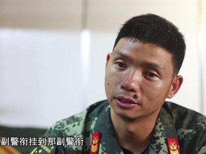 班长拿出自己戴过的11副军(警)衔,小央:比不过,比不过……