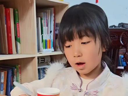简单又有意义的亲子时光,就是这么治愈~ 🔥零成本纸杯改造!一年级就能做的桌面垃圾桶
不用花钱,两个纸杯+胶带,就能搞定书桌收纳~
步骤简单,小朋友跟着做就能成功!
一然做完超有成就感,再也不乱丢小垃圾啦~
宝妈们快带娃试试,动手能力+收纳习惯双提升✅
#生活服务热点中心 #玩个很新的东西 #亲子手工 #小学生日常 #创意垃圾桶手工