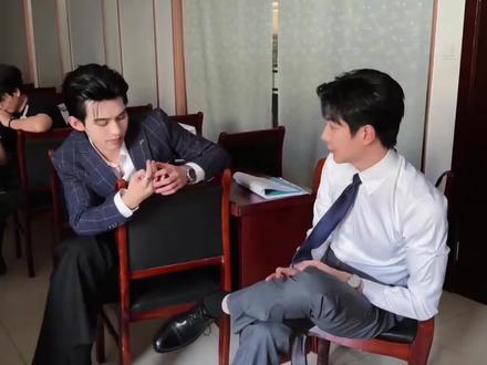 这个手势是心想事成的意思,之前没看完整版真以为云旗说笔直,其实是因为gzry说话想怼回去而已。