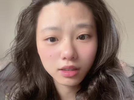 睡醒就有好消息 学校我爱您! 上条视频好多人问裙子 我是22 年买的了 他们家店铺已经下架了 他们家店铺的衣服都特别好看 可惜下架了呜呜呜呜 还有问腮红的宝宝 我没化妆我开的特效 你搜笨蛋美女这个特效哈哈哈哈哈 还有蹲后续的铁汁 后续就是学校还会清查一批我们这样的傻蛋 给我们补报 还有善良宝宝提醒我 上条视频会在我公示期的时候 被有心之人拿去做文章 但是没事的 我是三无毕业生 无考公 无考研 无考编 我就是一个打算痴痴傻傻嘻嘻哈哈过一辈子的屌丝 时不时更新我的屌丝日记 啊哈哈哈哈哈哈哈哈哈哈哈哈哈#屌丝日记