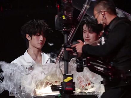 张极苏新皓🎹四手联弹|摸摸小猫头万事不用愁
#张极 #苏新皓 #荣耀之战