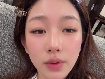 “别再把《给阿嬷的情书》解读成女性觉醒片了!
它的格局,远不止爱情与性别。
我看到的,是一封封侨批背后,陌生人的善意托举,是旧时代国人骨子里的信义与坚韧,是刻在骨子里的文化底气。
这才是我们该推崇的好电影#给阿嬷的情书#唠嗑