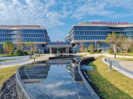 桂林这家大型三甲医院,全面启用
经过门诊两周的试运行,桂林医学院附属医院漓东院区各流程顺畅、各系统运行稳定,各项辅助检查陆续开展。2025年1月6日起,除急诊、产科、儿科、新生儿科、优生遗传科、生殖医学中心外,其余专科门诊全面正式开诊;同时,住院病区也正式对外开放收治患者。
漓东院区位于叠彩区经一路1号,由6栋形似桂花的主楼和1栋细胞技术工程中心楼组成,占地150亩,建筑面积近23万平方米,编制床位1400张,日门诊量可容纳6000人次,并设有停车位1500个。医院内部设施先进,布局合理,-1层为停车场和餐厅;1、2层为连体建筑,主要设置门急诊及辅助检查科室、手术室,方便患者就诊;3至5层为住院部,为患者提供温馨舒适的住院治疗环境。医院设置了大面积的疗愈花园和休息区,供患者及家属散步、休息、放松心情,是一座花园式现代化医院。