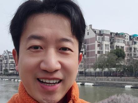 从小歌班到国家级非遗, 越剧的成名之路,就是一部活生生的“现代转型史”。它不守旧,它敢向话剧借导演,敢向电影借灯光,敢利用电台和唱片自我迭代。站在今天的短视频时代,回看百年前越剧的“破圈”智慧,依然振聋发聩。传统并非陈旧的古董,而是流淌的生命。跟冷老师一起,看懂越剧的惊险一跃,思考传统艺术在今天该如何讲出新故事。#越剧 #传统文化 #上海往事 #文化传承 #创新思维 #冷知识 #艺术史 #深度思考 #国风大赏 #艺术科普