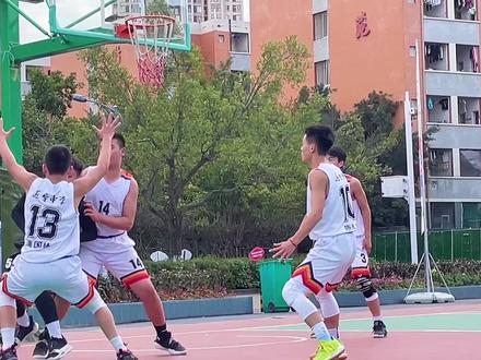 #篮球赛 #无兄弟不篮球 遂宁中学~遂宁二中的决赛实况,我们虽败犹荣,场上为了荣誉认真拼搏的精神才是我们该有的。你们打出了遂中娃的精气神!