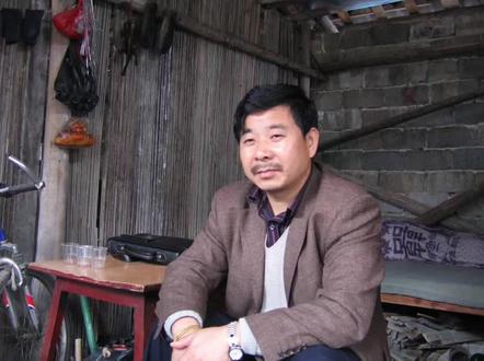 没有父亲的父亲节!谨献给我已远行的爸爸!
我该怎么写你呢?我的父亲!写你余幼时厌学,家贫,却依然上进!写你十几岁就踏入社会,岂不知 光阴如骏马加鞭,日月如落花流水!写你从家境贫寒,仅凭一生正气在江湖闯出赫赫威名!写这苍凉的结局一点也配不上你传奇的人生!写我们父女向来情深,奈何缘浅。写你在外是霸气枭雄,在家却是温柔的父亲!写你对外人捐款捐物从不吝啬,却从小教导我们勤俭节约!写当年携手同游,一笑嫣然,如今各奔东西,伯劳飞燕!写我这几十余载,浮生如云烟散尽,仅留一丝少年意气兑酒入喉。曾经春风得意马蹄疾,不信人间有别离!如今明白风月无情人暗换,旧游如梦空肠断。明月还是当年的明月,父亲却已不在身边。抬眼望,繁星依旧,松花酿酒,醉了星斗,泄了江流!终是当年不肯嫁春风,无端却被春风误!罢了,山河交错,时也,运也!吾乃凡尘一凡夫,时也,命也!#父亲节#怀念父亲愿您在天堂一切安好 #梅城 #遗憾