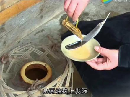 凯里舟溪甘囊香芦笙会是规模最大、影响最深的苗族民间芦笙盛会,有四百年的历史,已被列入贵州省省级非物资文化遗产保护名录。每年农历十六至二十,先由凯里、麻江、丹寨、雷山等地举行小规模的芦笙会,最后到舟溪甘囊香举行总会,届时堂内外千百只芦笙同时吹奏,所有苗家姑娘身穿银衣头戴银冠银角翩翩起舞,斗牛场上群雄争霸,赛马、斗鸟、斗鸡、山歌等比赛同时举行,场面蔚为壮观,吸引几万中外游客前来观看、流连忘返。
”甘囊香”因神河、神地、神话“三神”而成为名副其实的神往之地。“甘囊香”是苗语的音译,意思是河流的下游,神仙汇聚的地方。“甘囊香”位于贵州省黔东南州凯里市舟溪,群山环抱、奇石、岩洞鳞次栉比、形态万千;苗寨吊脚木屋错落有致,肥沃的田园层层叠叠;再约河、青山河穿境而过,古老神秘的中短裙苗族在这里演绎了璀璨的文化。