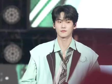 🦋
周柯宇版《黄昏晓》把温柔唱进骨子里
低吟浅唱间全是故事感#活动现场 #周柯宇 #狙击蝴蝶 #宝藏男孩