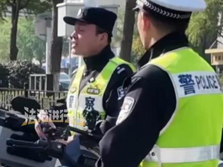 男子骑电动车载人闯红灯后一通理论 “我就是这片的 从小长大的环境你不要吓我” “我是确定安全无误闯灯 没有造成事故” 处罚决定书拒签是吗?我签!(吕)#社会百态 #离谱 #合肥 #交通安全 #电动车