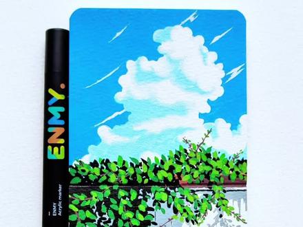 把春天的一角,画在本子里。
风是软的,云是甜的,刚冒芽的藤蔓是希望的。
🎨 绘画小技巧:
用晴空蓝涂出天空的通透感
云朵用白色+浅蓝晕染,边缘留一点飞白更自然
叶子用深绿+嫩绿点涂增加层次
这抹春意,还差一朵花。
评论区告诉我,你想让我画什么花?桃花、樱花还是油菜花?#秀出你的画画作品 #春天的色彩 #跟着抖音学画画#艺术种草指南 #艺术在抖音