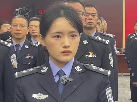 “012550”,欢迎归队!父亲因公牺牲,时隔3年,女儿继承警号。接过警号时,她眼眶微红,令人泪目。@南昌公安 @今视频长天新闻 @洪观新闻