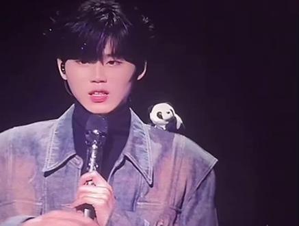 他知道,他都知道。一向不会表达的他一直在用歌声诠释自己的不舍与感激@en王翊恩 @en #王翊恩 #en #全世界安利 #演唱会