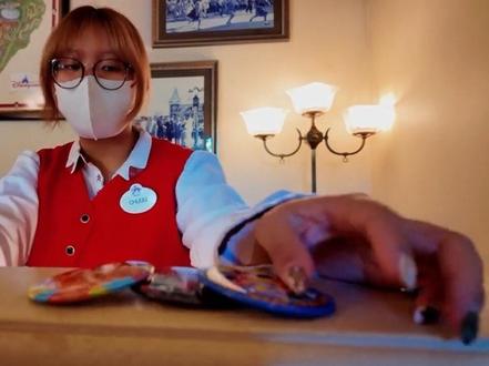 教大家如何获得三枚迪士尼徽章:今天是我第一次来迪士尼,庆祝今天有个好天气,今天是我的生日!
工作人员内心“今天怎么这么多人生日”
#迪士尼 #第一次来迪士尼 #哈哈哈哈哈哈我要笑死了#迪士尼徽章