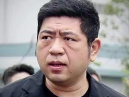 台湾艺人陈宣裕(NONO)涉嫌性侵猥亵2名女子被判无罪 #台湾知名主持人被控诉性侵法院宣判无罪
据台媒,艺人陈宣裕NONO被追加指控性侵、猥亵2名女子案今日一审,被判无罪。起诉书指出,NONO于2011年至2013年间,在接受A女按摩服务时,突然起身裸露生殖器,将A女强行压制在美容床上,不顾对方挣扎反抗,违背其意愿性侵得逞。另一名B女则是在2011年间,因参与节目录影在社群平台与NONO结识。当日B女搭乘NONO驾驶的私家车时,一上副驾驶座,NONO便兽性大发,强行伸舌亲吻并徒手揉搓B女胸部,强制猥亵得逞。
此前,4月23日,艺人陈宣裕NONO被指控性侵、威胁6名女子,高等法院二审宣判,维持一审原判有期徒刑2年6个月,上诉驳回。据悉,一审判决中NONO仅因一个性交未遂罪获刑,其余指控均被判无罪。 陈宣裕艺名NONO,是台湾知名主持人,综艺谐星。(新浪娱乐)(编辑:lc)