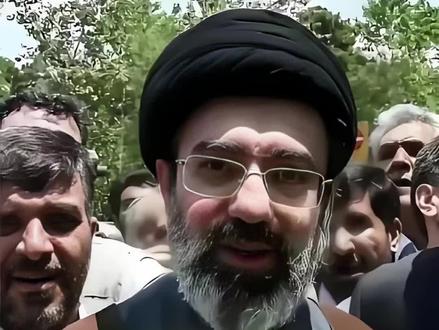 外媒报道哈梅内伊二儿子接班,伊朗专家会议已选举哈梅内伊之子穆杰塔巴为下一任最高领袖#伊朗专家会议已选举哈梅内伊之子穆杰塔巴为下一任最高领袖 #谁会接任伊朗最高领袖