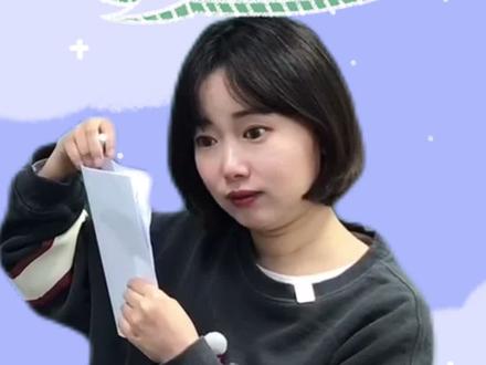 六年级《圆》。轴对称图形意义:一个图形沿着直线折叠,直线两旁的部分能够完全重合的图形。直线叫做对称轴。#六年级