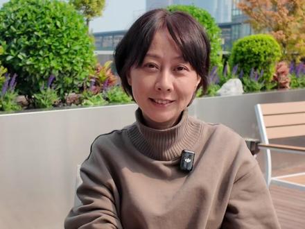 李荣浩拒“补票”:版权是程序,原创靠实力 为什么以前“相安无事”,这次却突然“翻车”?
版权扫盲:国内音乐版权分为音著协(著作权)与音集协(发行权)。KTV和平台两头都要付钱,但演唱会主办方通常只需搞定音著协。
流程漏洞:圈内长期存在“先唱后补票”,这次主办方想按惯例走,却踢到了铁板。
利益博弈:拼盘音乐节是大家一起赚钱,讲的是“江湖面子”;但独立演唱会*是个人IP的纯商业变现。当利益不再共享,规则就是唯一的底线。
硬核建议:想开独立演唱会,除了嗓子好,更要有足够的原创歌曲储备和过硬的版权意识。#李荣浩 #单依纯 #演唱会 #版权 #原创