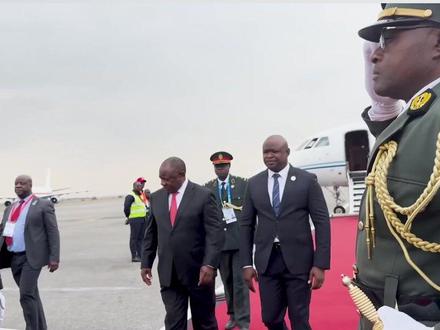 南非总统抵达安哥拉罗安达出席非盟欧盟峰会。