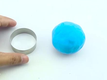 学习用彩泥制作小猪佩奇玩耍的彩虹阶梯