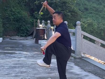 梅山铁尺,正被遗忘的奇门武术,现借平台的储备传播功能,把老祖宗的生存智慧技能留下记忆传承。铁尺攻击技法多样:有砍、劈、刺、撩、穿、扫等基本攻击技巧,可攻击对手的头、颈、手臂、腿部等部位,如“砍劈裂骨”就是利用铁尺的棱角对对手骨骼进行砍劈攻击。还有倒把冲、砸等高级技法,“倒把冲”可在近距离出其不意地攻击对手。防守灵活有效:格、架、封、闭等技法可用于防守,通过铁尺的格挡、架挡等动作,有效防御对手的攻击,如“格砸碎器”就是用铁尺格挡住对手兵器后顺势发力砸碎对方器械。双尺配合精妙:双尺之间有独特的配合战术,如“阴阳合击”,左手尺“童子拜佛”上挑破防,右手尺“铁蛇练箭”直刺咽喉,双尺轨迹形成十字,给对手造成致命威胁。#非遗守护人 #非物质文化遗产 #冷兵器美学 #梅山铁尺