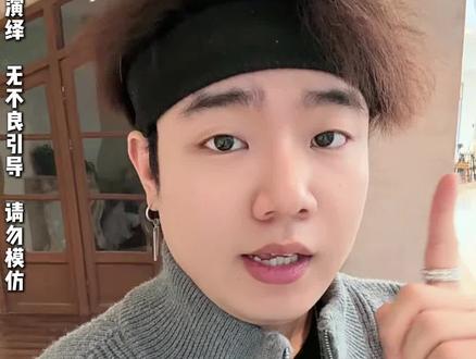 《我在惊悚副本中饲养病娇神明》#点点穿书