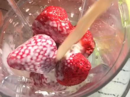 旺仔牛奶版草莓奶昔,简单易学,喜欢甜的可以加点冰糖哦#草莓奶昔 @抖音小助手