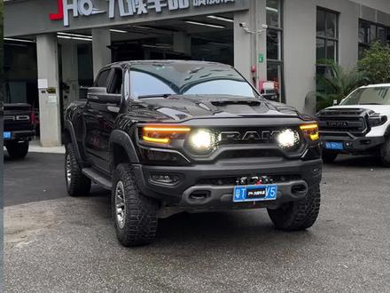 新款霸王龙强势回归,初代霸王龙依旧霸气,两台霸王龙都安排兰萨套件,因为原车开起来确实太软太晃了,再安排巴哈套件、绞盘、流媒体后视镜、黄边效果、尾门未关提示等实用型升级#道奇霸王龙 #广州霸王龙升级 #硬派越野 #霸王龙隐藏功能 #九候车品